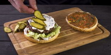 гамбургер с пикантной заправкой