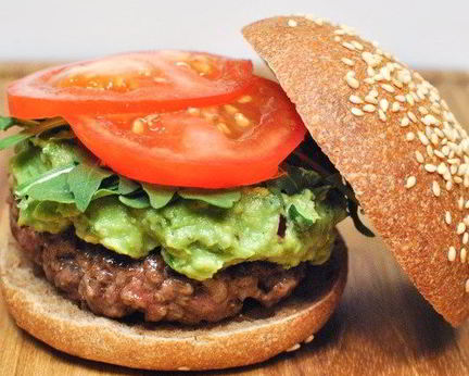 Гамбургер с рукколой и гуакамоле