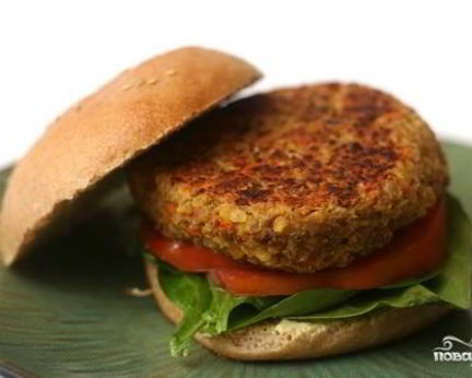 Гамбургеры с котлетами из чечевицы, овощей и сыра