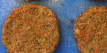 гамбургеры с котлетами из чечевицы, овощей и сыра