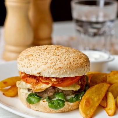 Гамбургеры с плавленным сулугуни и хрустящим луком