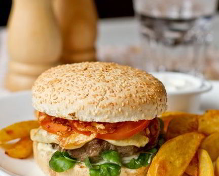 Гамбургеры с плавленным сулугуни и хрустящим луком