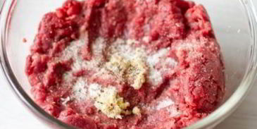 гамбургеры с плавленным сулугуни и хрустящим луком