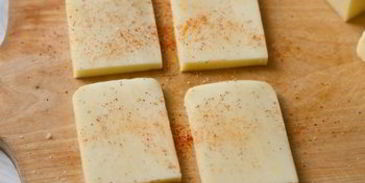 гамбургеры с плавленным сулугуни и хрустящим луком