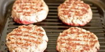 гамбургеры с плавленным сулугуни и хрустящим луком