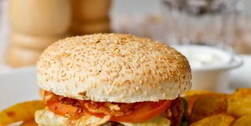 гамбургеры с плавленным сулугуни и хрустящим луком