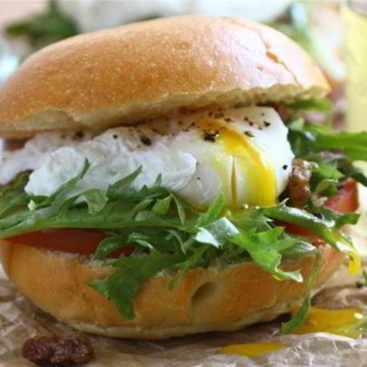 Гамбургеры со свининой, яйцами и помидором