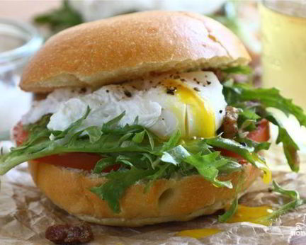 Гамбургеры со свининой, яйцами и помидором