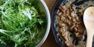 гамбургеры со свининой, яйцами и помидором