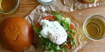 гамбургеры со свининой, яйцами и помидором