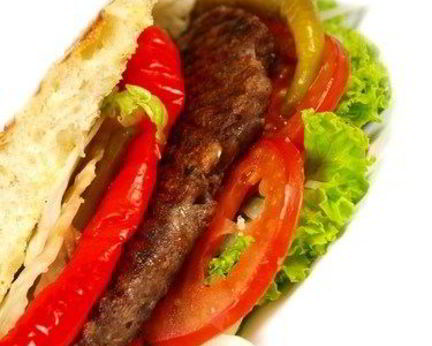 Маленькие бургеры в пите с салатом и овощами