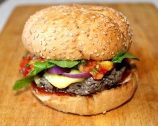 Мексиканский бургер с манговой сальсой и козьим сыром