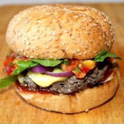 Мексиканский бургер с манговой сальсой и козьим сыром