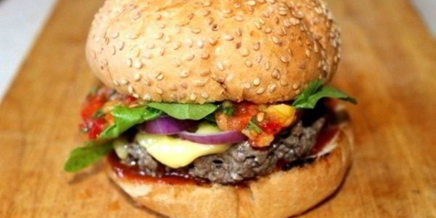 Рецепт мексиканского бургера с манговой сальсой и козьим сыром