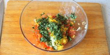 мексиканский бургер с манговой сальсой и козьим сыром