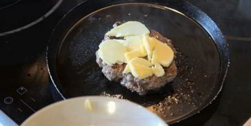 мексиканский бургер с манговой сальсой и козьим сыром