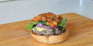 мексиканский бургер с манговой сальсой и козьим сыром