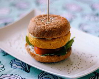 Вегетарианский бургер из нута с соусом из йогурта