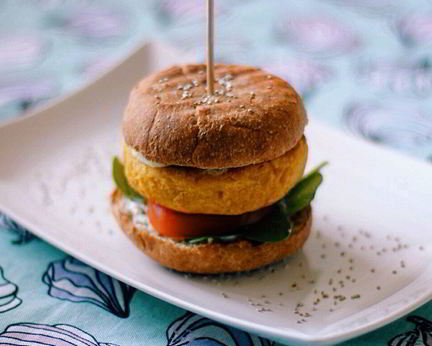 Вегетарианский бургер из нута с соусом из йогурта