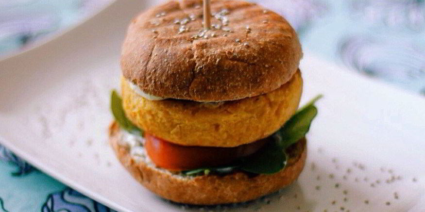 Рецепт вегетарианского бургера из нута с соусом из йогурта