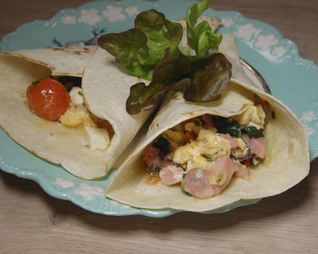 Буррито с индейкой, беконом и шпинатом