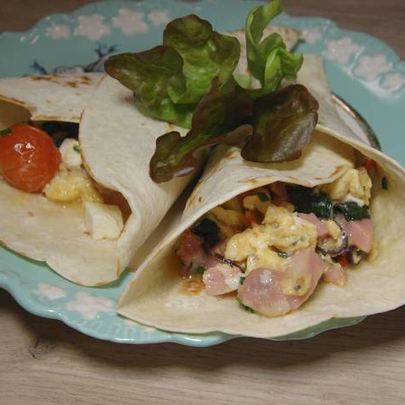 Буррито с индейкой, беконом и шпинатом