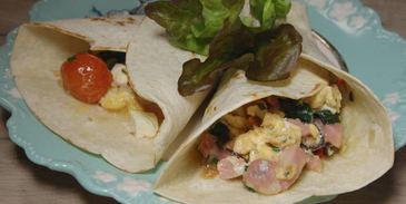 буррито с индейкой, беконом и шпинатом