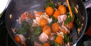 буррито с индейкой, беконом и шпинатом