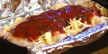 буррито с индейкой, помидорами и сыром