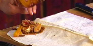 буррито с индейкой, помидорами и сыром