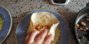 буррито с курицей и стручковой фасолью