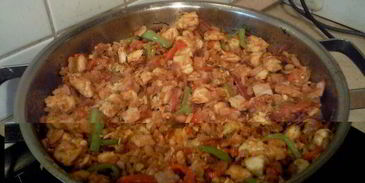 буррито с курицей и томатным соусом