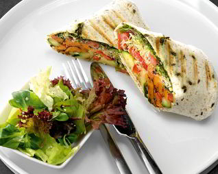 Буррито с жареными овощами и песто