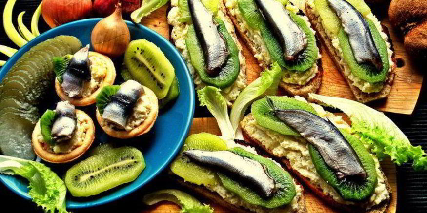 Рецепт бутерброда килька, картошка, киви