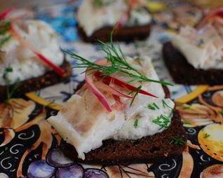 Бутерброд с белой рыбой и соусом из йогурта и каперсов