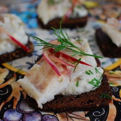 Бутерброд с белой рыбой и соусом из йогурта и каперсов