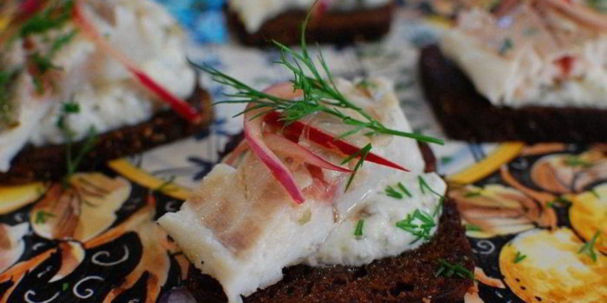 Рецепт бутерброда с белой рыбой и соусом из йогурта и каперсов