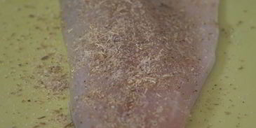 бутерброд с белой рыбой и соусом из йогурта и каперсов