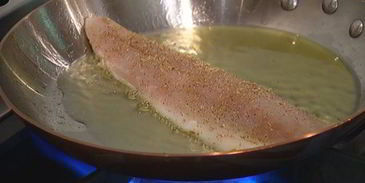 бутерброд с белой рыбой и соусом из йогурта и каперсов