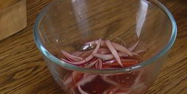 бутерброд с белой рыбой и соусом из йогурта и каперсов