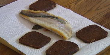 бутерброд с белой рыбой и соусом из йогурта и каперсов