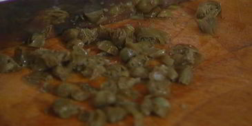 бутерброд с белой рыбой и соусом из йогурта и каперсов