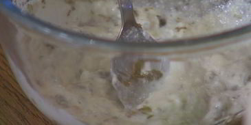 бутерброд с белой рыбой и соусом из йогурта и каперсов