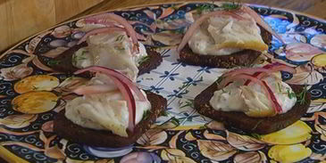 бутерброд с белой рыбой и соусом из йогурта и каперсов