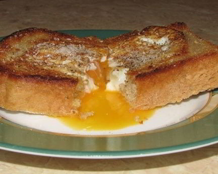 Бутерброд с яйцом на сковороде