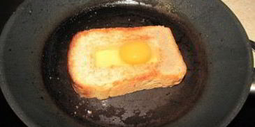 бутерброд с яйцом на сковороде