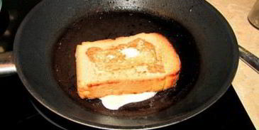 бутерброд с яйцом на сковороде