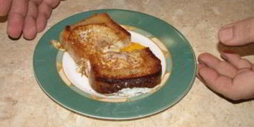 бутерброд с яйцом на сковороде