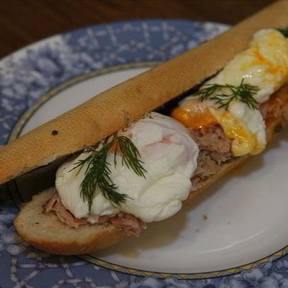 Бутерброд с яйцом, тунцом и тапенадом