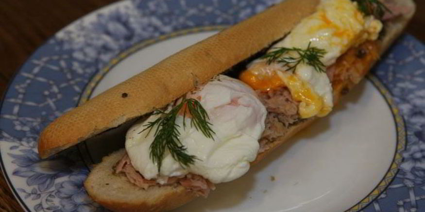 Рецепт бутерброда с яйцом, тунцом и тапенадом